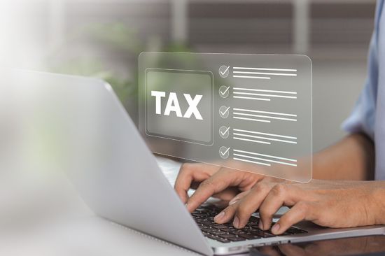 © IDOL'foto - stock.adobe.com Foto: Laptop mit zwei Händen und Check-Icons